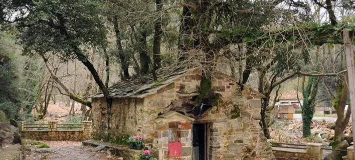 Η εκκλησία στην Πελοπόννησο με τα 17 κυπαρίσσια στη σκεπή της (Εικόνες)